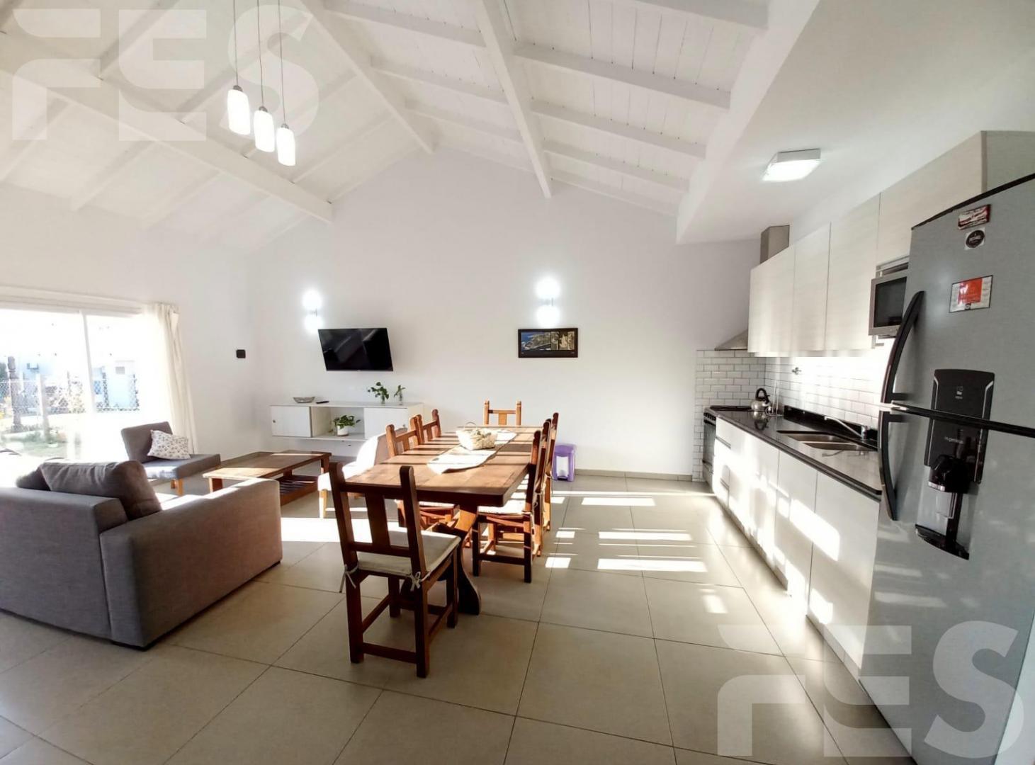 Foto de Casa en alquiler 4 ambientes Pinamar a metros del mar, imagen 2