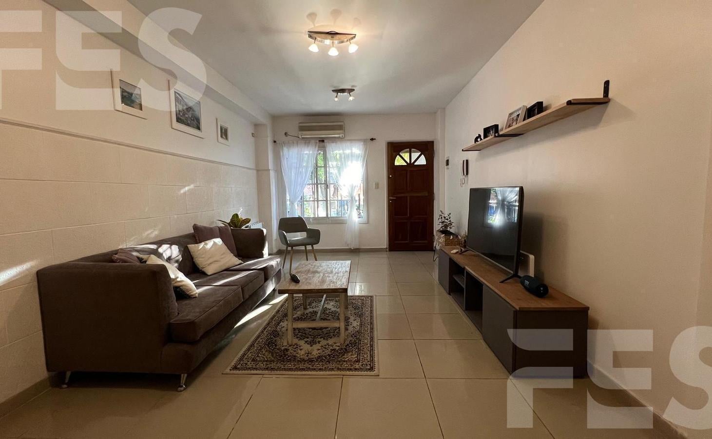 Foto de Casa en venta duplex Triplex luminoso y en excelente estado Villa, imagen 2