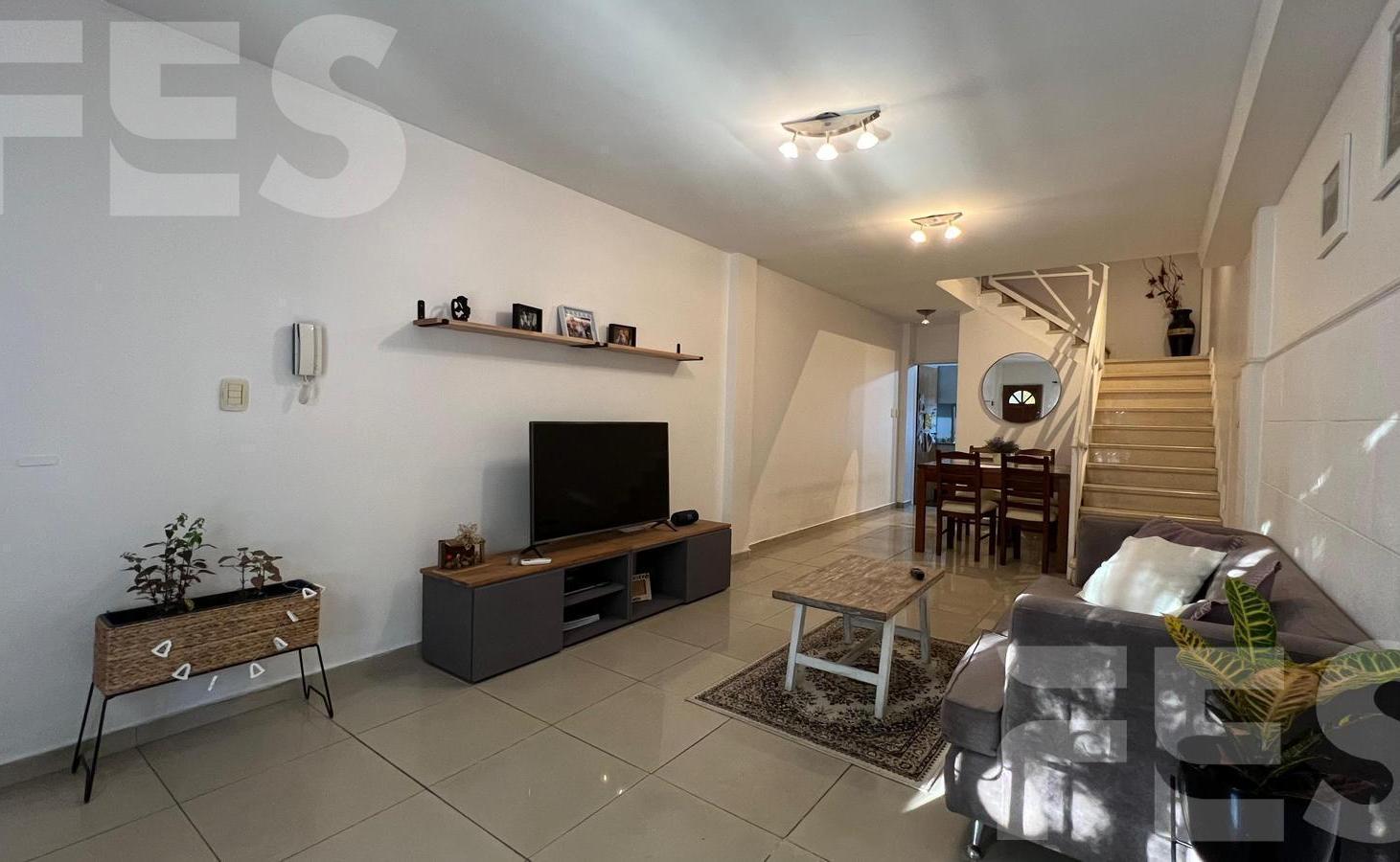 Foto de Casa en venta duplex Triplex luminoso y en excelente estado Villa, imagen 1
