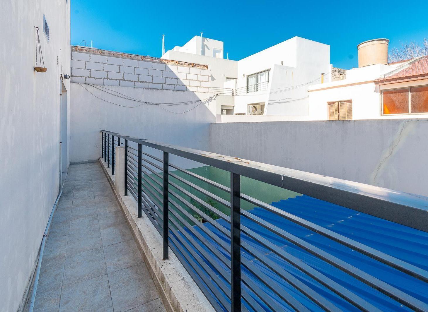 Foto de Departamento Duplex 3 amb Venta Mataderos 2 Balcones y patio, imagen 3