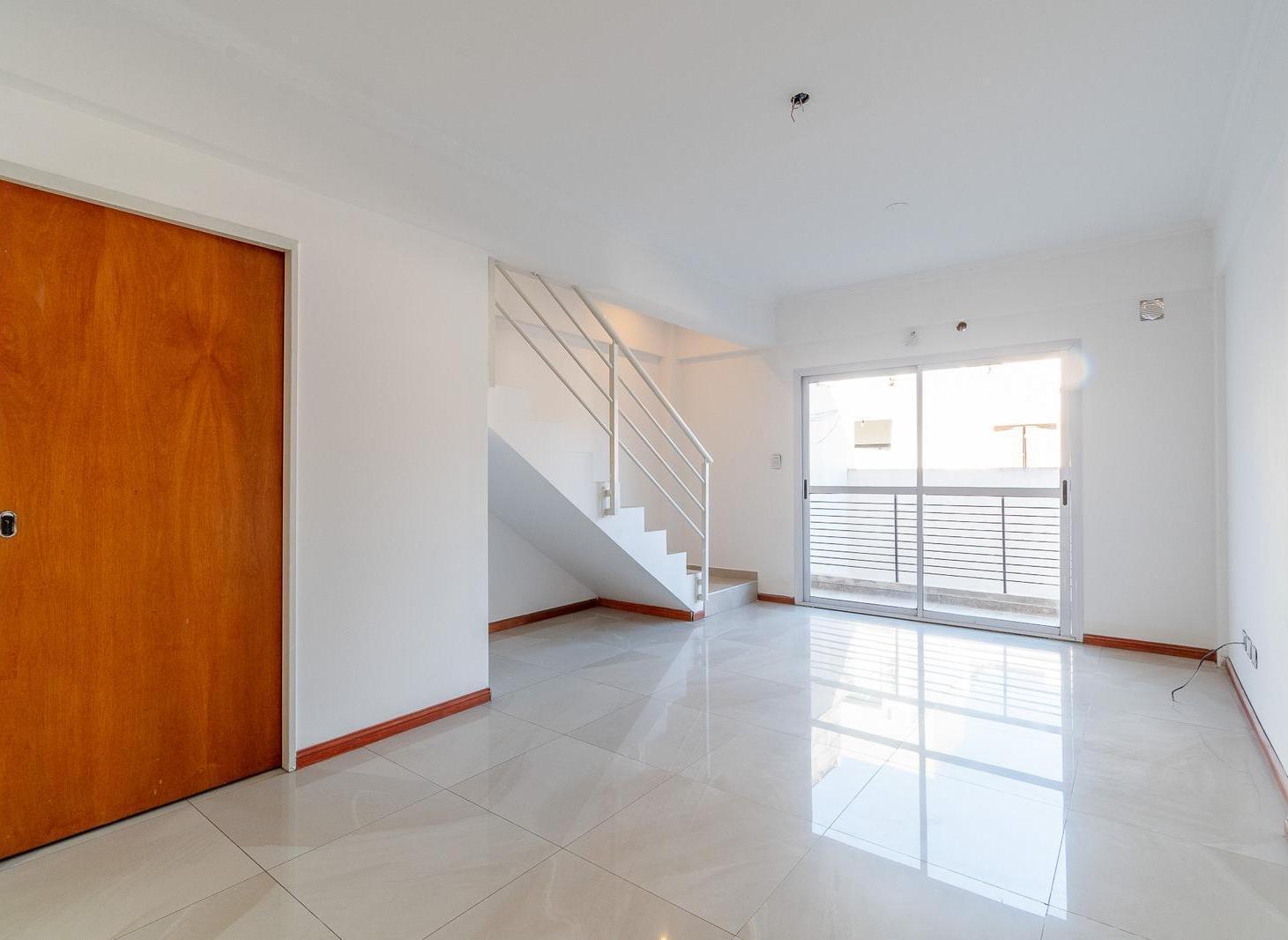 Foto de Departamento Duplex 3 amb Venta Mataderos 2 Balcones y patio, imagen 1