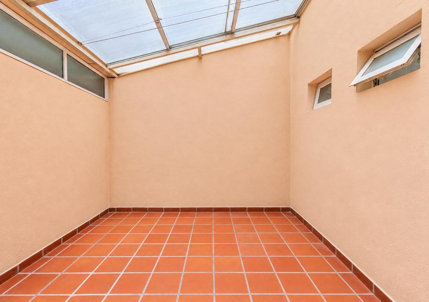 Foto de DEPARTAMENTO SEMIPISO 3 AMBIENTES EN VENTA BALCON CORRIDO Y PATIO VILLA, imagen 3
