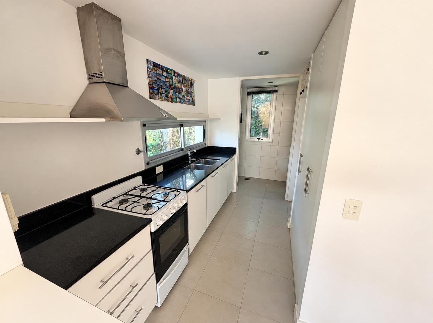Foto de DEPARTAMENTO 3 AMBIENTES ALQUILER SAN ISIDRO COCHERA PISCINA JARDIN, imagen 2