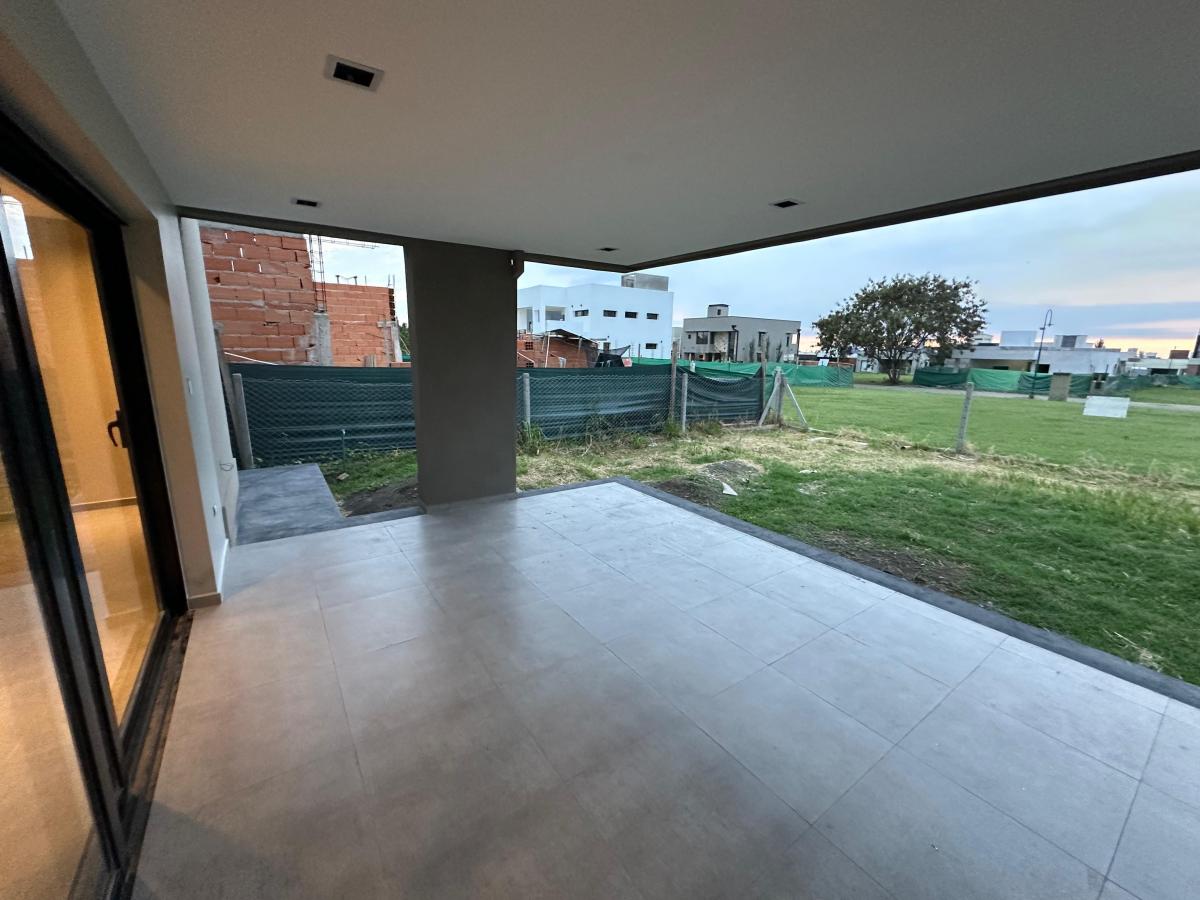 Hermosa Casa a Estrenar en Country Pinar 2 Tafi Viejo 3