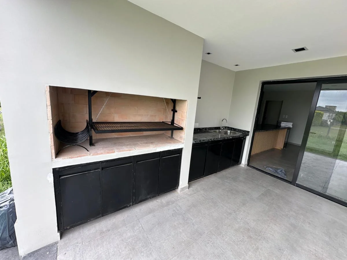 Hermosa Casa a Estrenar en Country Pinar 2 Tafi Viejo 4