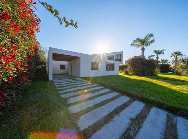 Casa en venta de 3 Dormitorios con pileta, en Barrio cerrado Miraflores (Funes Hills) Lote 137 3
