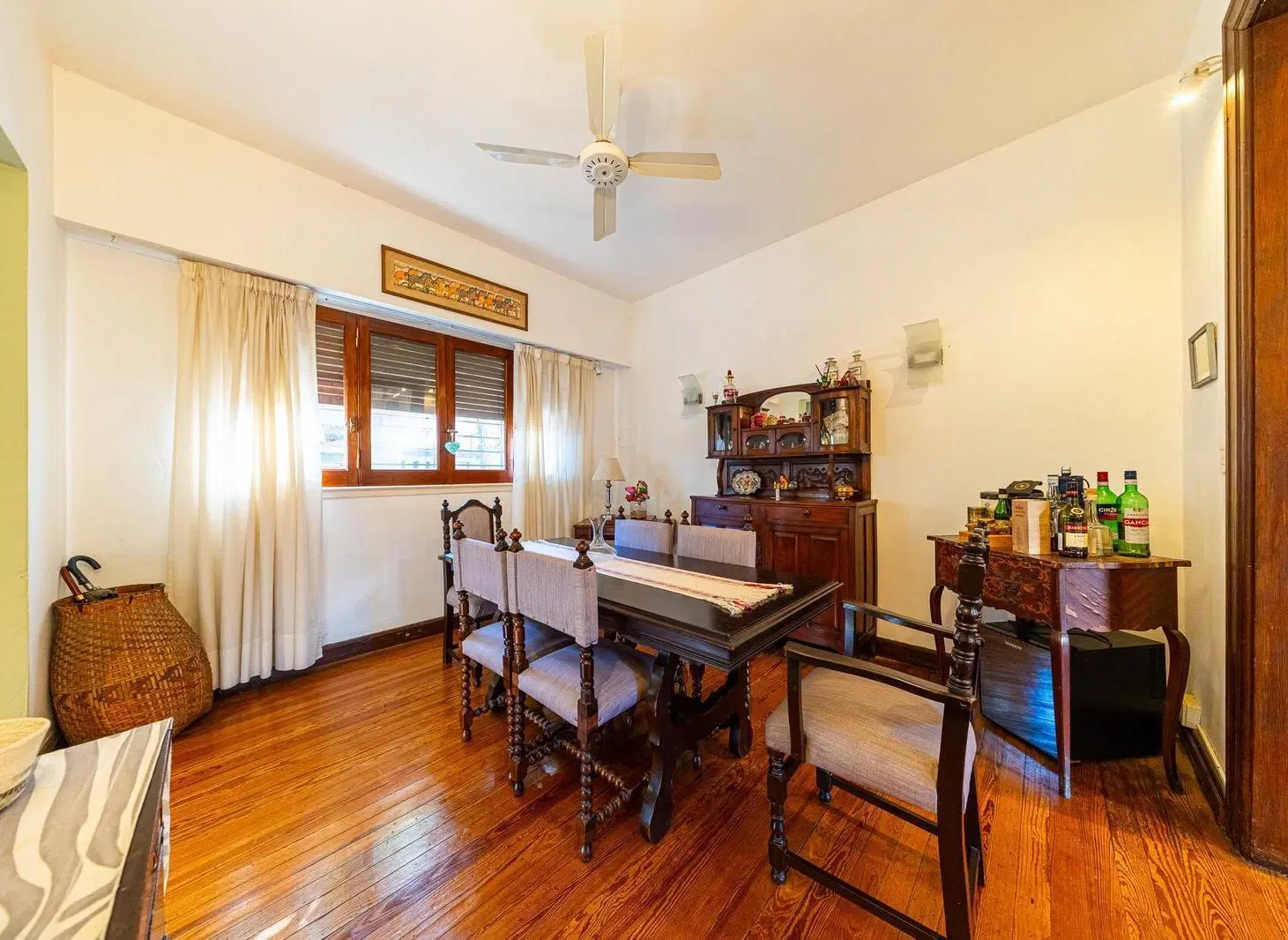 Casa en venta de 4 Dormitorios con cochera y Pileta en Barrio Parque, Rosario 3