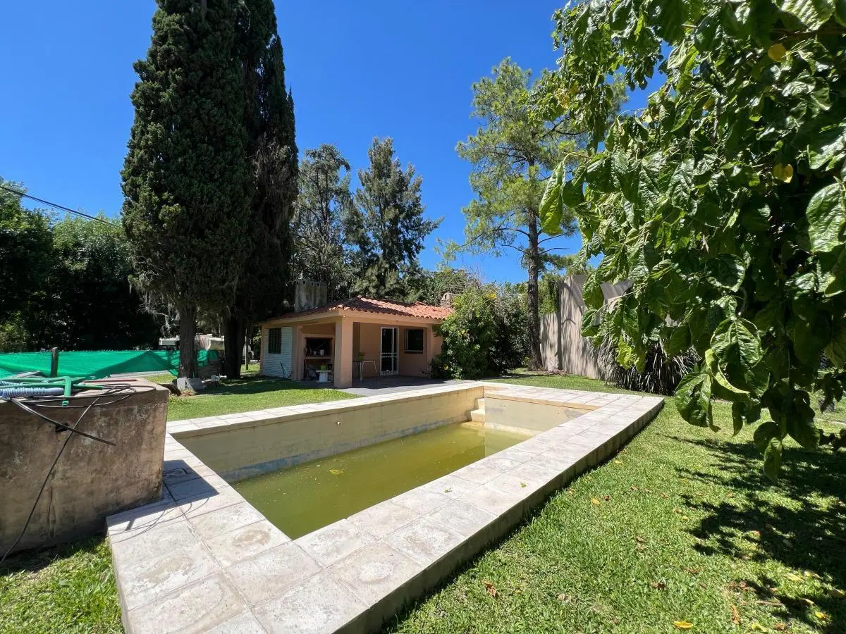 Casa de 2 Dormitorios en Venta con 595 m2 de Terreno, Barrio Los Troncos Funes 1
