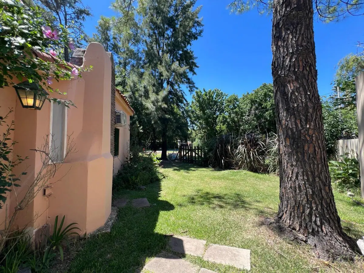 Casa de 2 Dormitorios en Venta con 595 m2 de Terreno, Barrio Los Troncos Funes 2