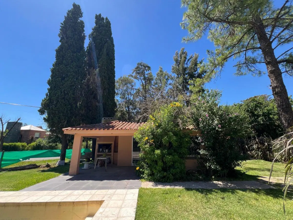 Casa de 2 Dormitorios en Venta con 595 m2 de Terreno, Barrio Los Troncos Funes 4