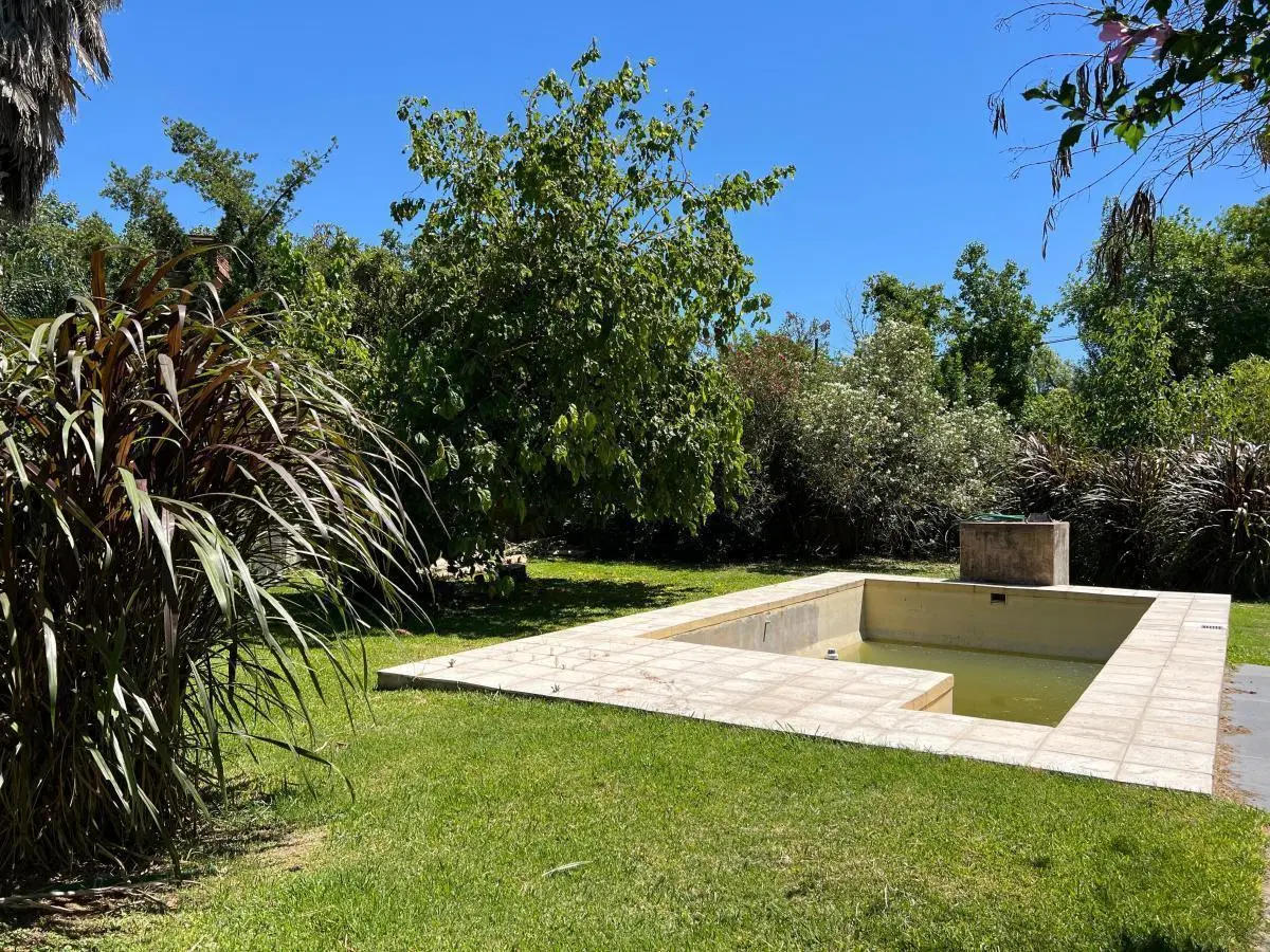 Casa de 2 Dormitorios en Venta con 595 m2 de Terreno, Barrio Los Troncos Funes 3