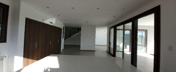 Casa 4 ambientes. | los Robles al 5900