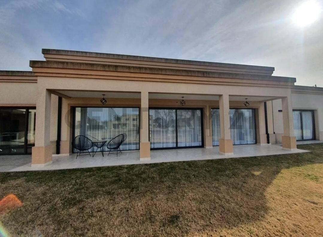 Casa en alquiler en Fincas de San Vicente 6 ambientes