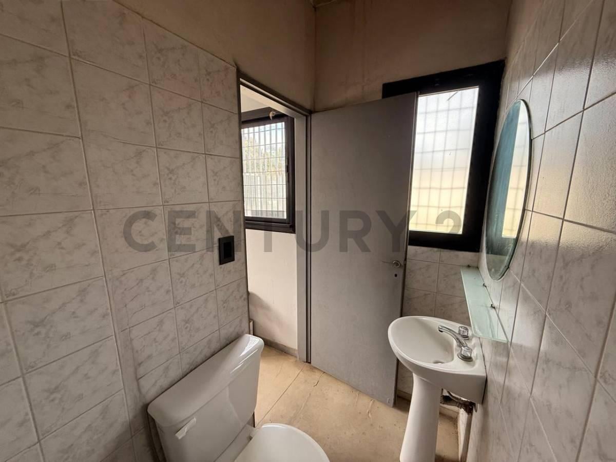Foto de VENTA - DE LOCALES Y OFICINAS EN EDIFICIO COMERCIAL COMPLETO EN SAN, imagen 2