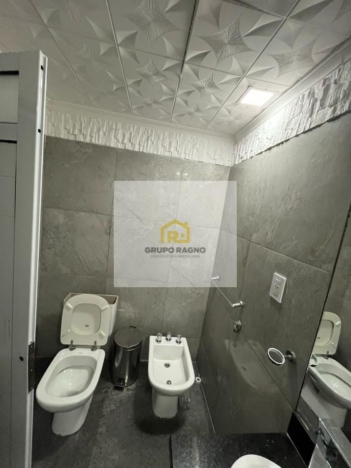 Opertunidad en Venta Casa de 4 Dorm., Cochera, Pileta y Quincho Remodelado a Nuevo. Se Encuent 3