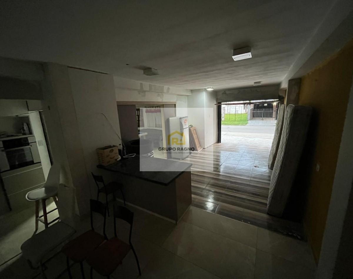 Opertunidad en Venta Casa de 4 Dorm., Cochera, Pileta y Quincho Remodelado a Nuevo. Se Encuent 2