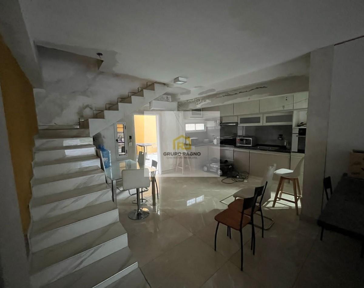 Opertunidad en Venta Casa de 4 Dorm., Cochera, Pileta y Quincho Remodelado a Nuevo. Se Encuent 1