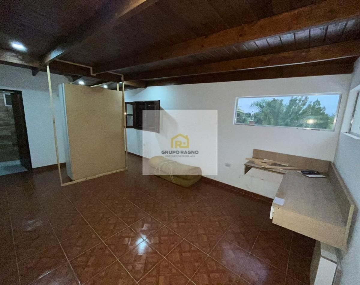 Opertunidad en Venta Casa de 4 Dorm., Cochera, Pileta y Quincho Remodelado a Nuevo. Se Encuent 4