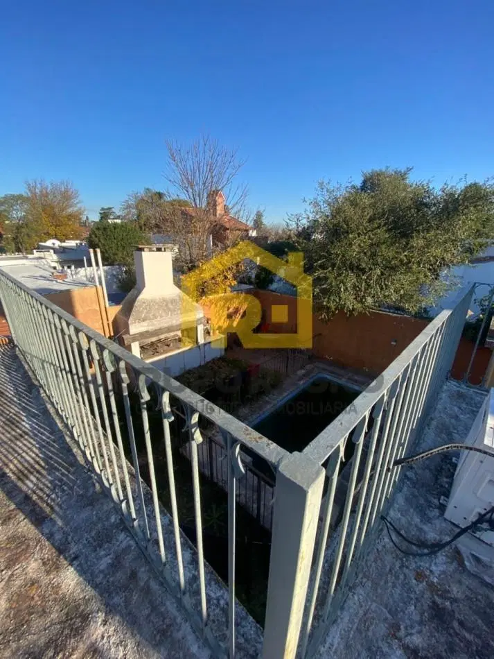 Se Vende Casa de tres dormitorios ,con cochera para 2 autos con pileta y terraza en granja de funez 4