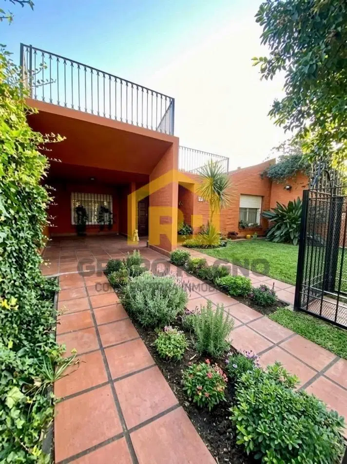 Se Vende Casa de tres dormitorios ,con cochera para 2 autos con pileta y terraza en granja de funez 3