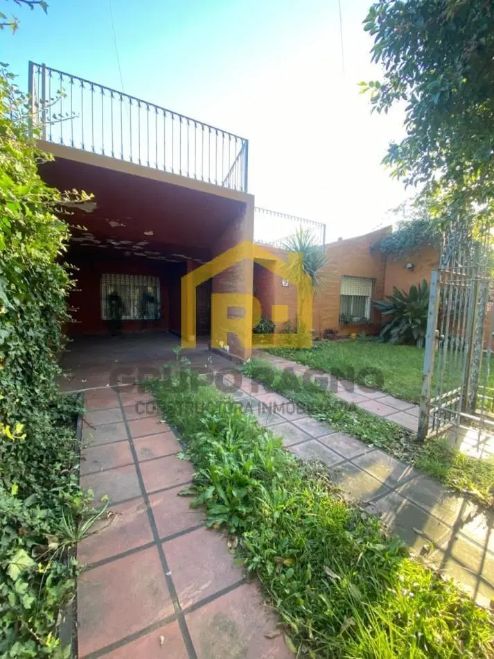 Se Vende Casa de tres dormitorios ,con cochera para 2 autos con pileta y terraza en granja de funez 2