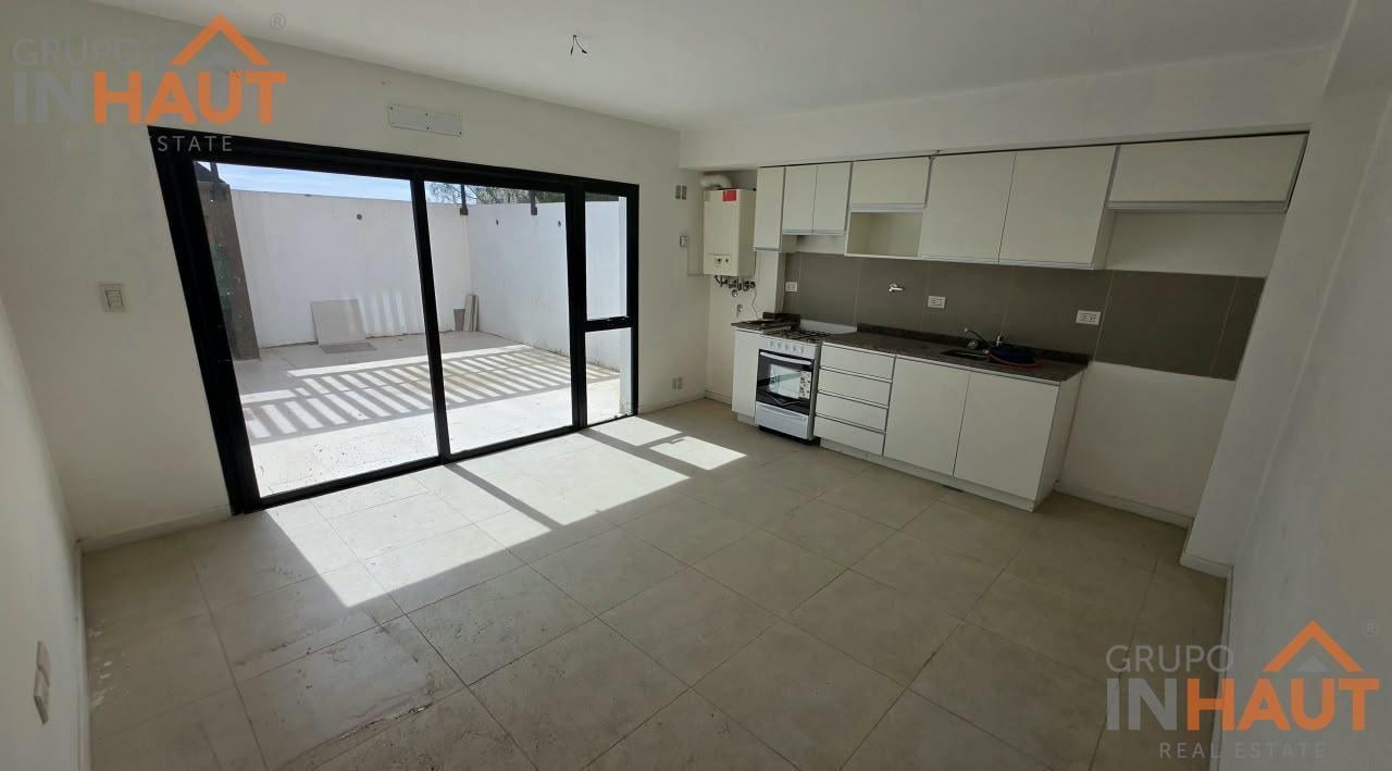 Foto de Departamento de 1 habitación con patio y cochera, Cipolletti, imagen 2