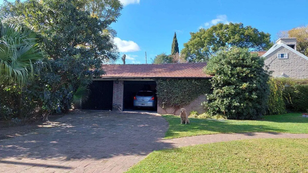 VENTA- Casa enorme con jardín y pileta, Hurlingham 3