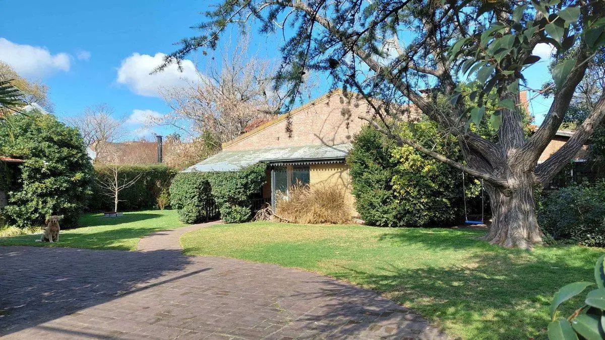 VENTA- Casa enorme con jardín y pileta, Hurlingham 2