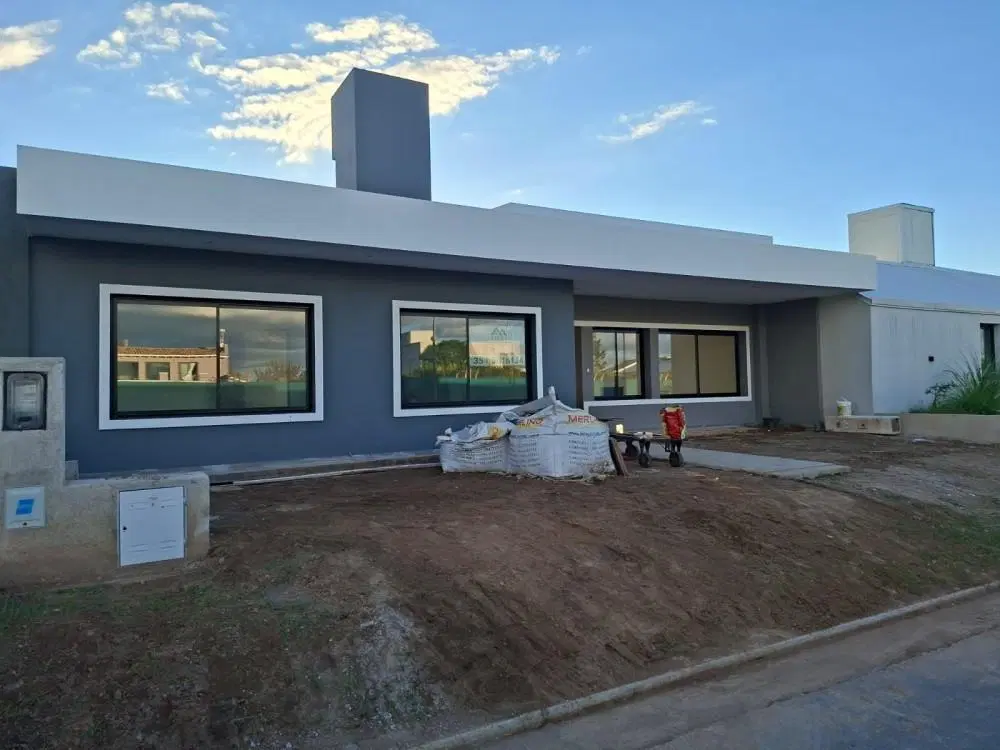 CASA EN VENTA RINCONES DE MANANTIALES!!

160 M2 CUBIERTOS
250 M2 TERRENO

A ESTR 3