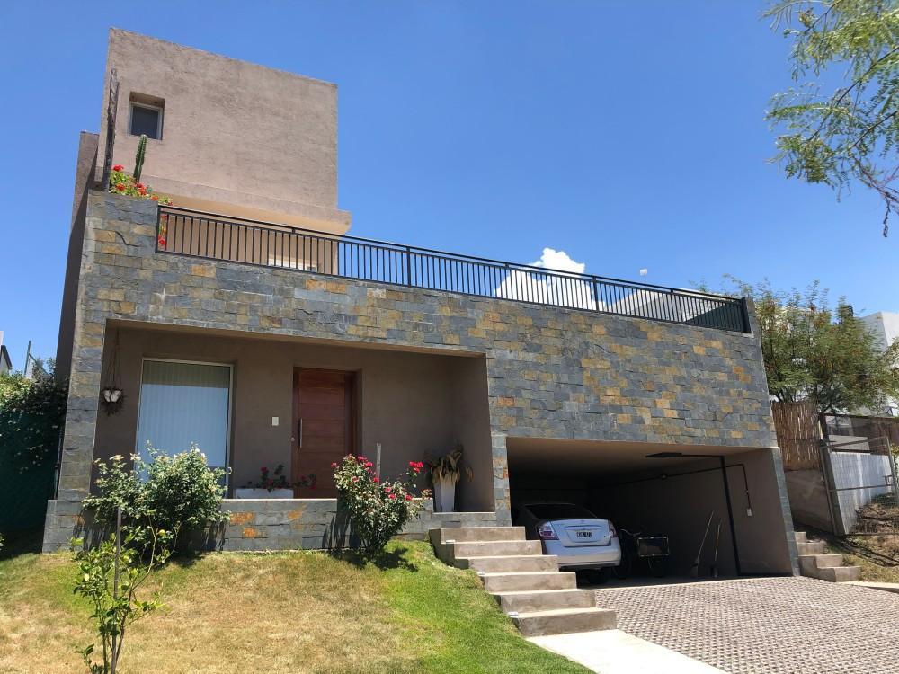 Foto de SE VENDA CASA DE 3 DORMITORIOS EN BARRIO CERRADO ALTO WARCALDE, ZONA, imagen 1