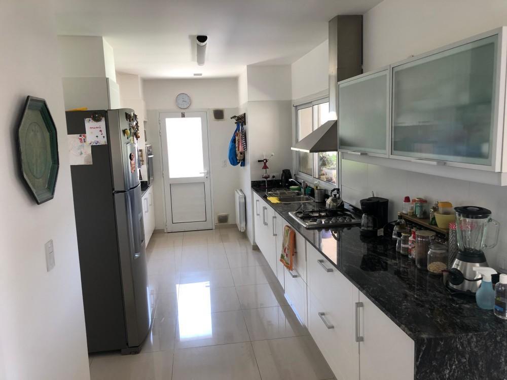 Foto de SE VENDA CASA DE 3 DORMITORIOS EN BARRIO CERRADO ALTO WARCALDE, ZONA, imagen 5