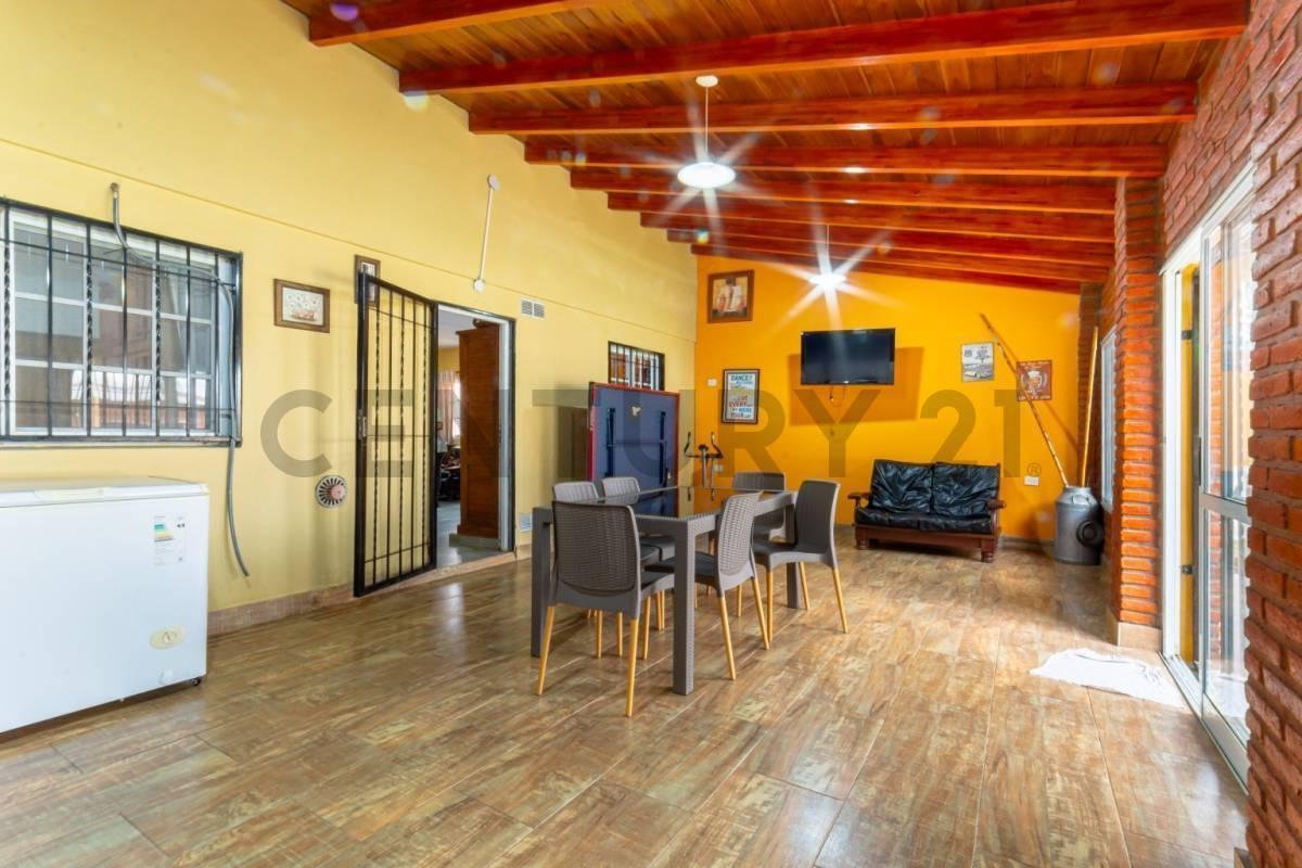 Venta casa de 2 dormitorios con pileta en Soldini
