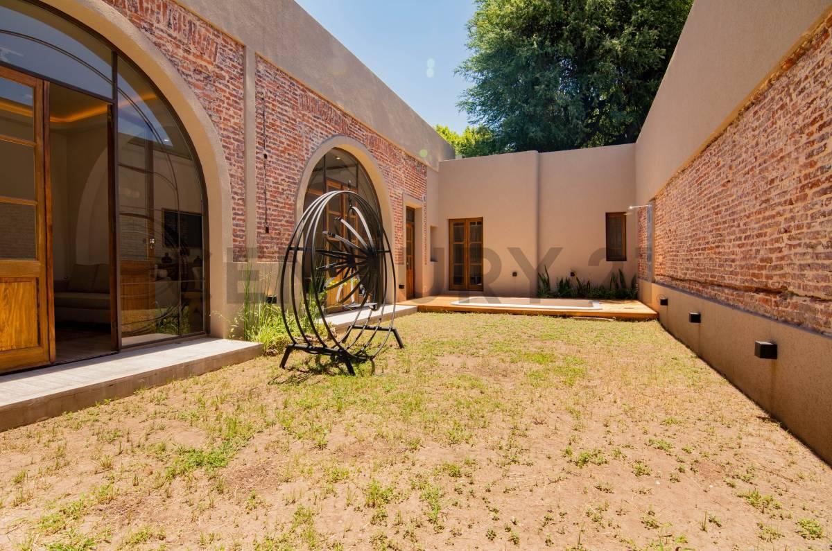 Venta Casa de 3 Dormitorios + comodín con Jardín, Pileta y Cochera | Lourdes, Rosario