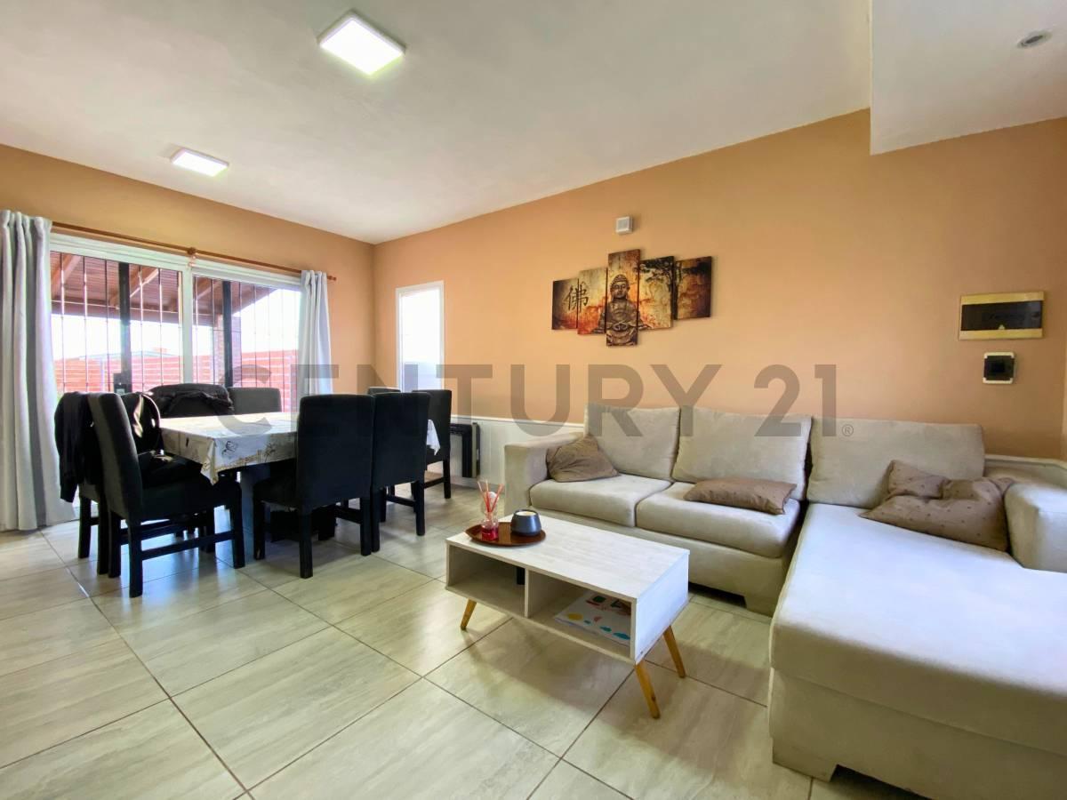 Venta Casa de 3 Dormitorios con cochera y pileta en Funes Norte