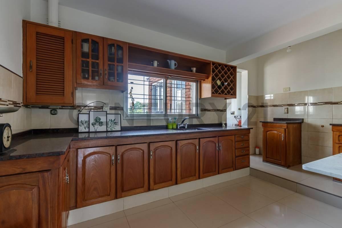 Foto de Venta Casa de 4 Dormitorios con cochera, patio y terraza | Zona Sur, imagen 3