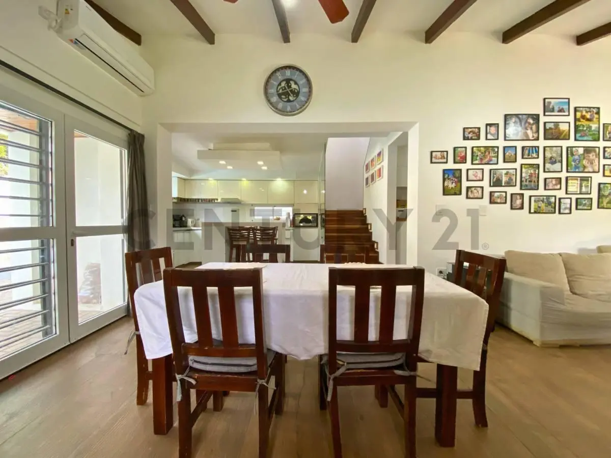 Venta Casa de 3 Dormitorios con jardín y pileta en Zona 6, Funes 5