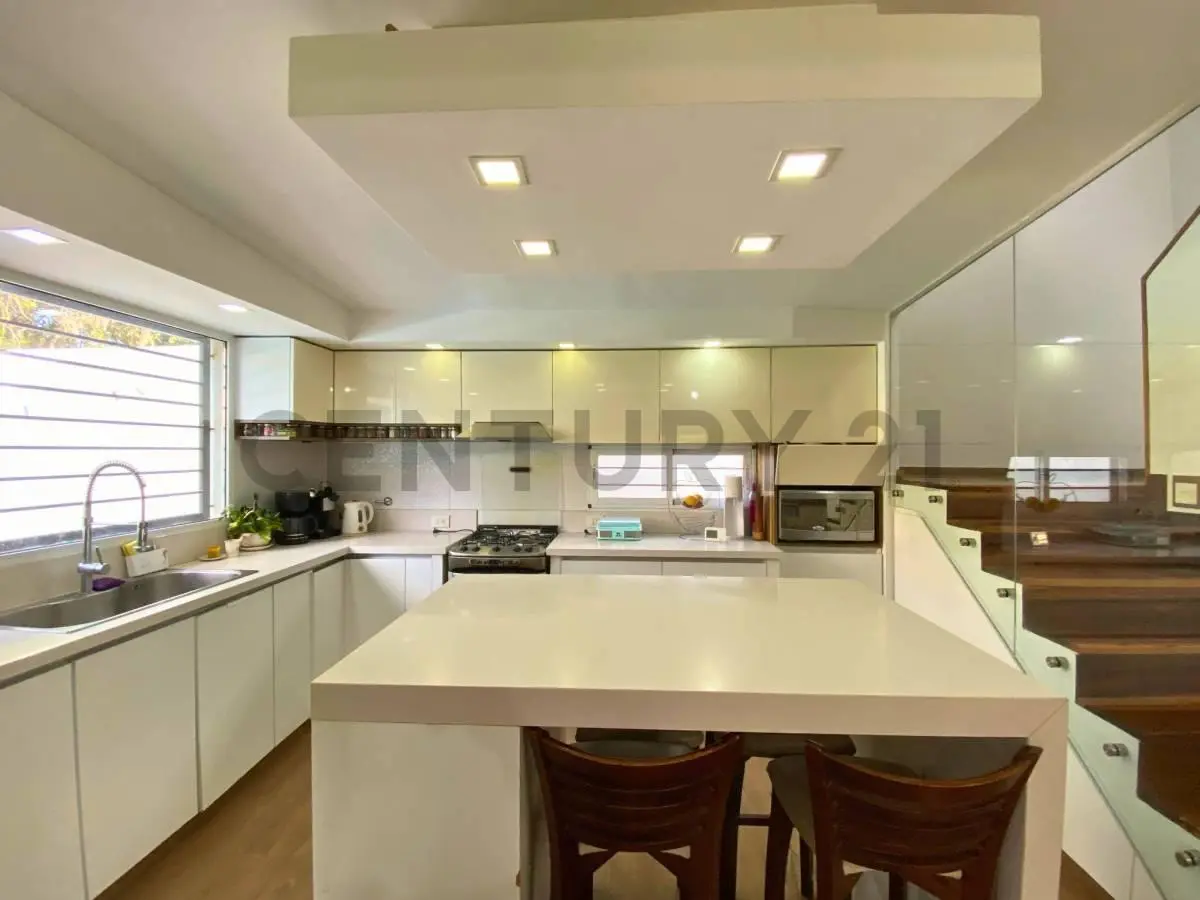Venta Casa de 3 Dormitorios con jardín y pileta en Zona 6, Funes 2