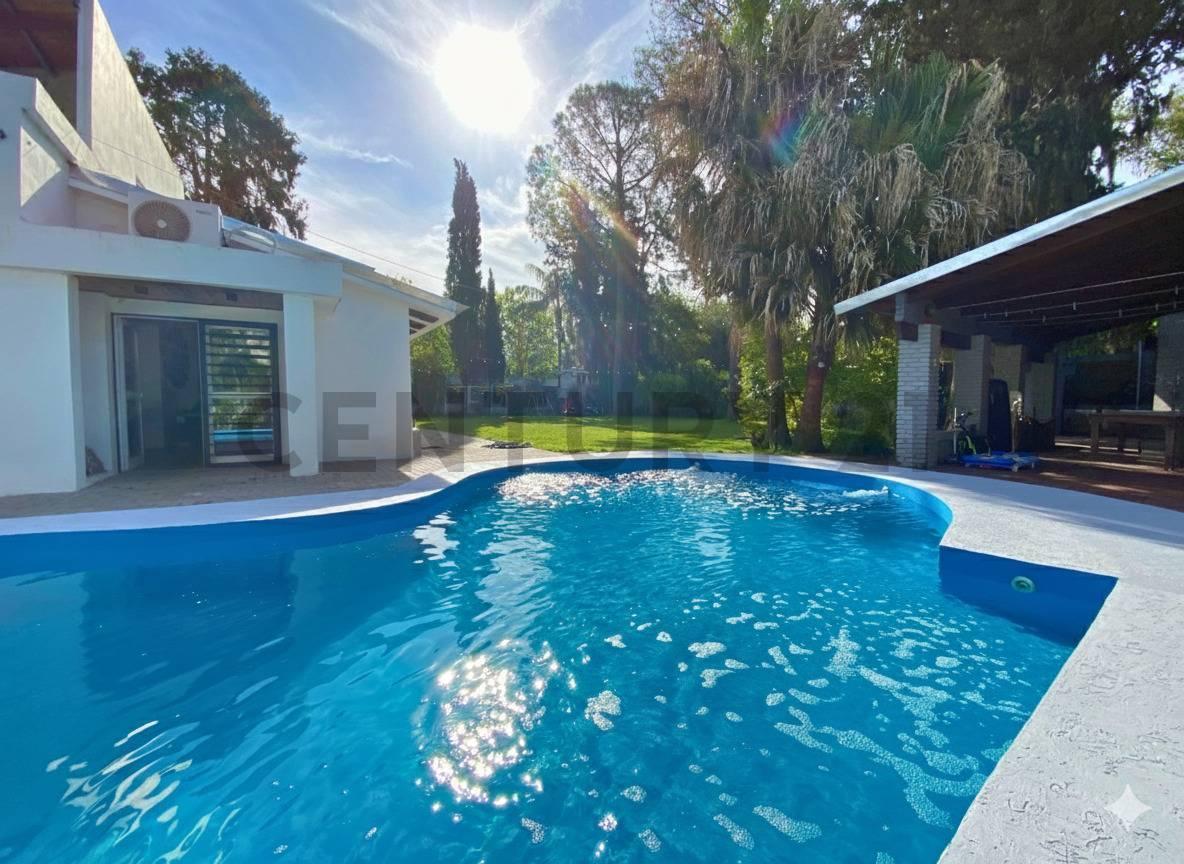 Venta Casa de 3 Dormitorios con jardín y pileta en Zona 6, Funes