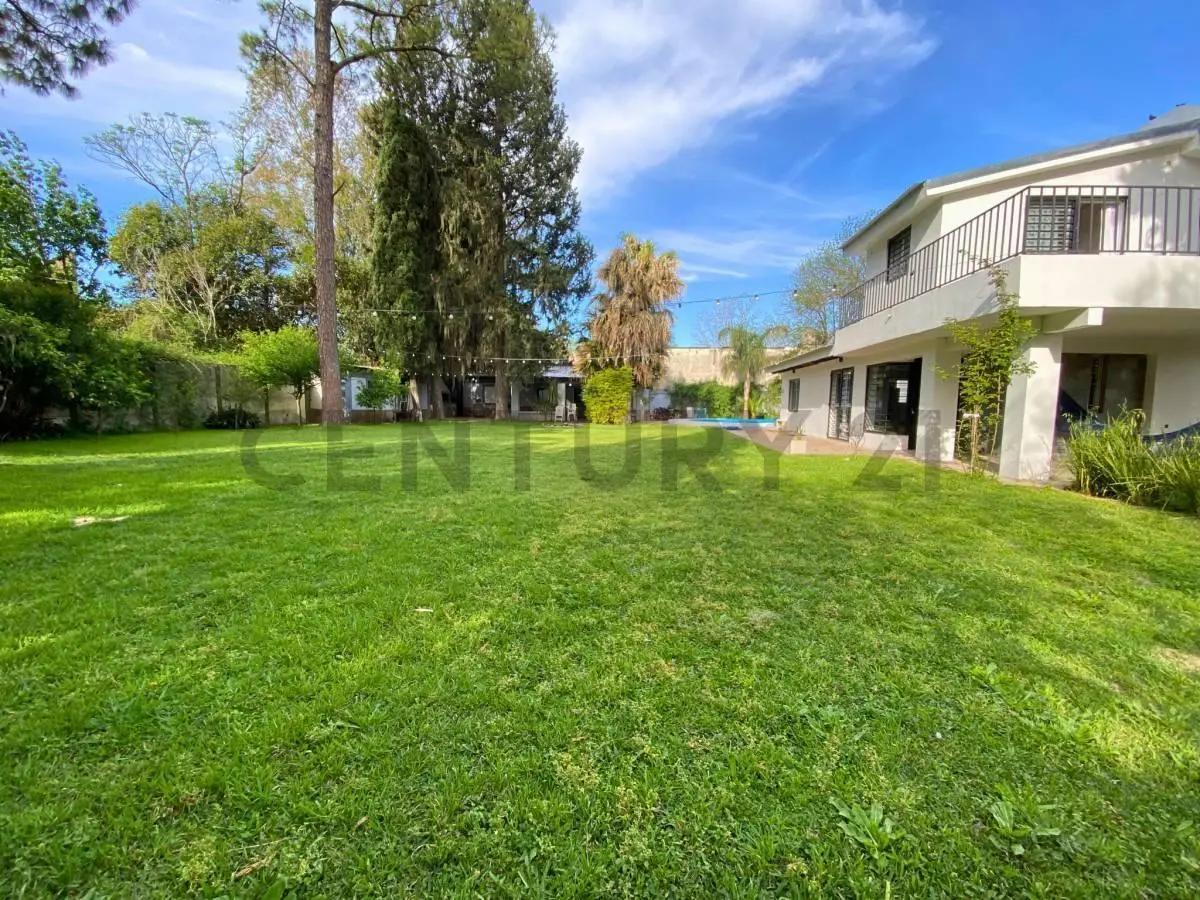Venta Casa de 3 Dormitorios con jardín y pileta en Zona 6, Funes 8