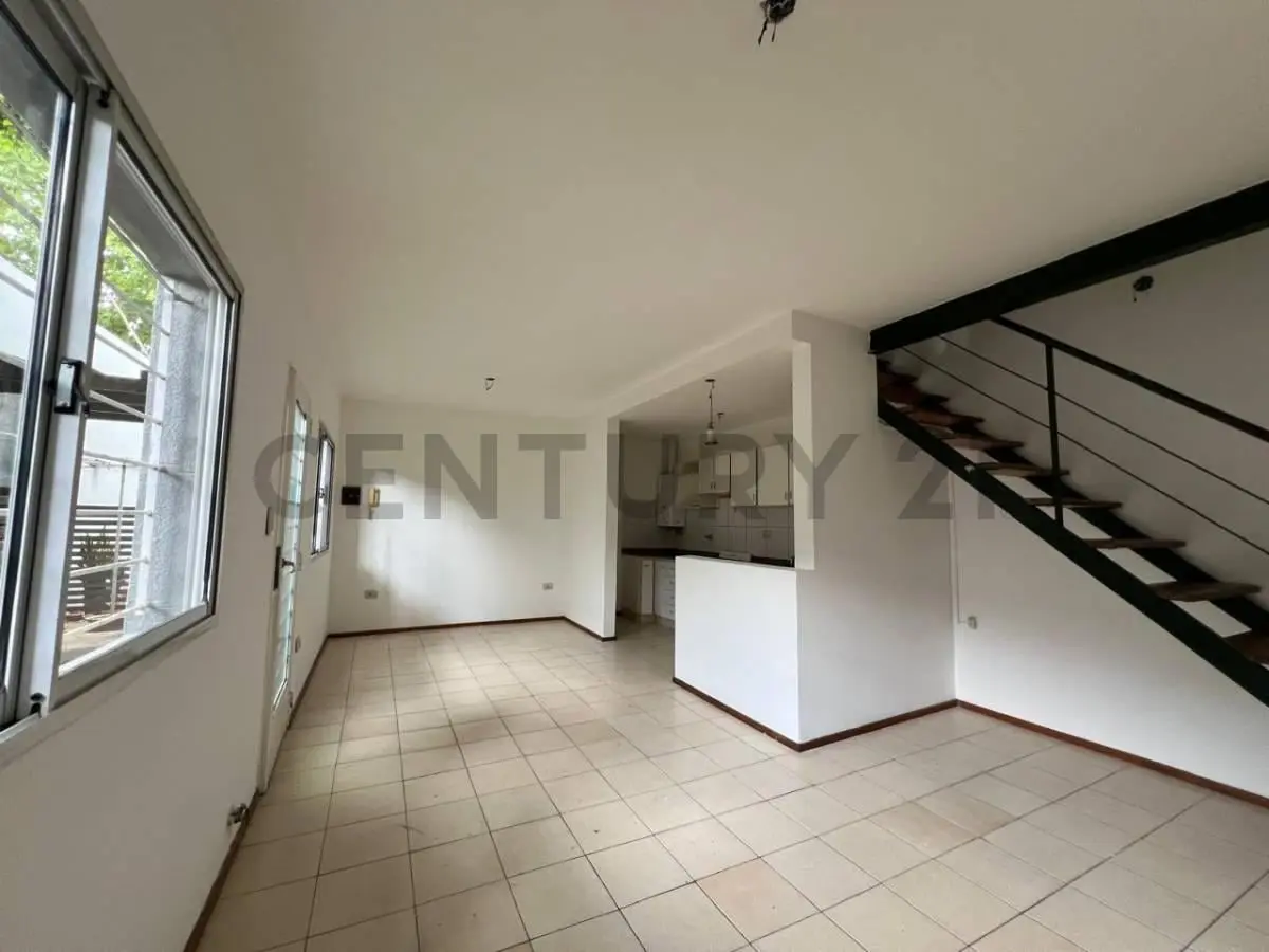 Venta Dúplex de 2 Dormitorios en Remedios Escalada de San Martín, Rosario 2