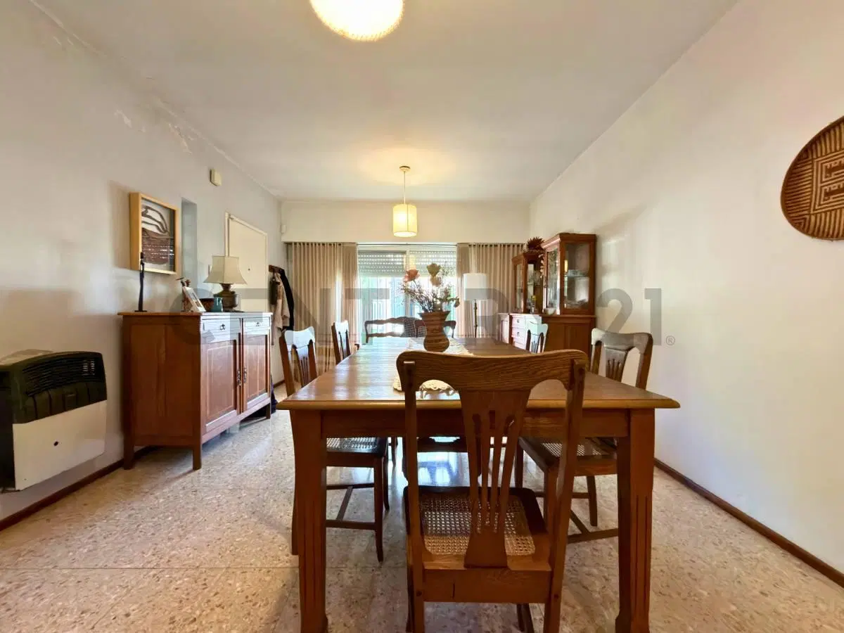 Venta Casa de 3 Dormitorios con cochera, patio y quincho en barrio Belgrano, Rosario 4