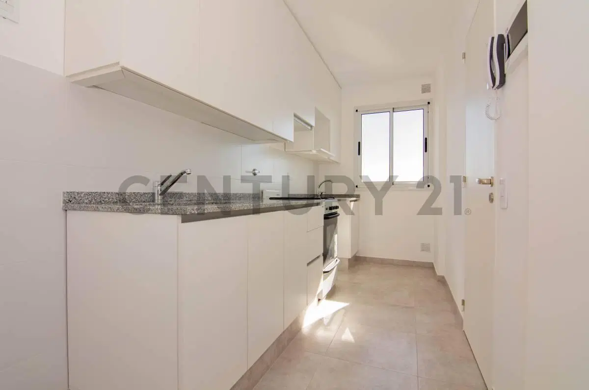 Venta Departamento de 2 Dormitorios con balcón al frente en Lourdes, Rosario 3