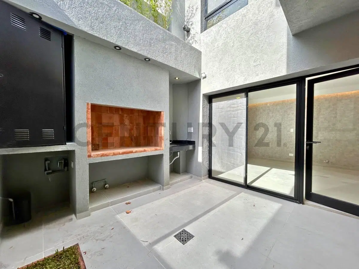 Venta Casa de pasillo de 2 Dormitorios con patio exclusivo en Echesortu, Rosario 2