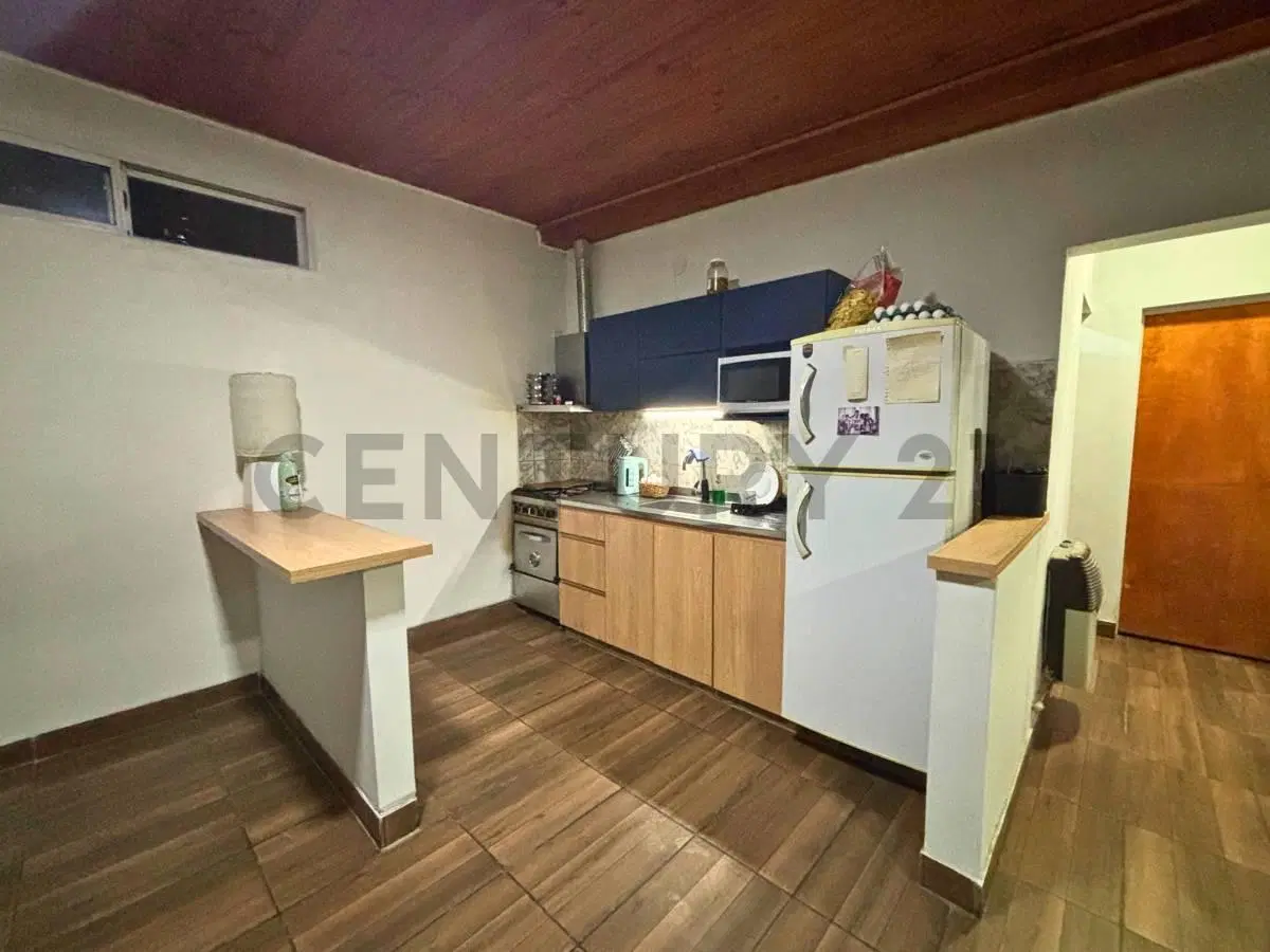 Venta Casa de 2 Dormitorios con jardín y cochera en Pérez 5