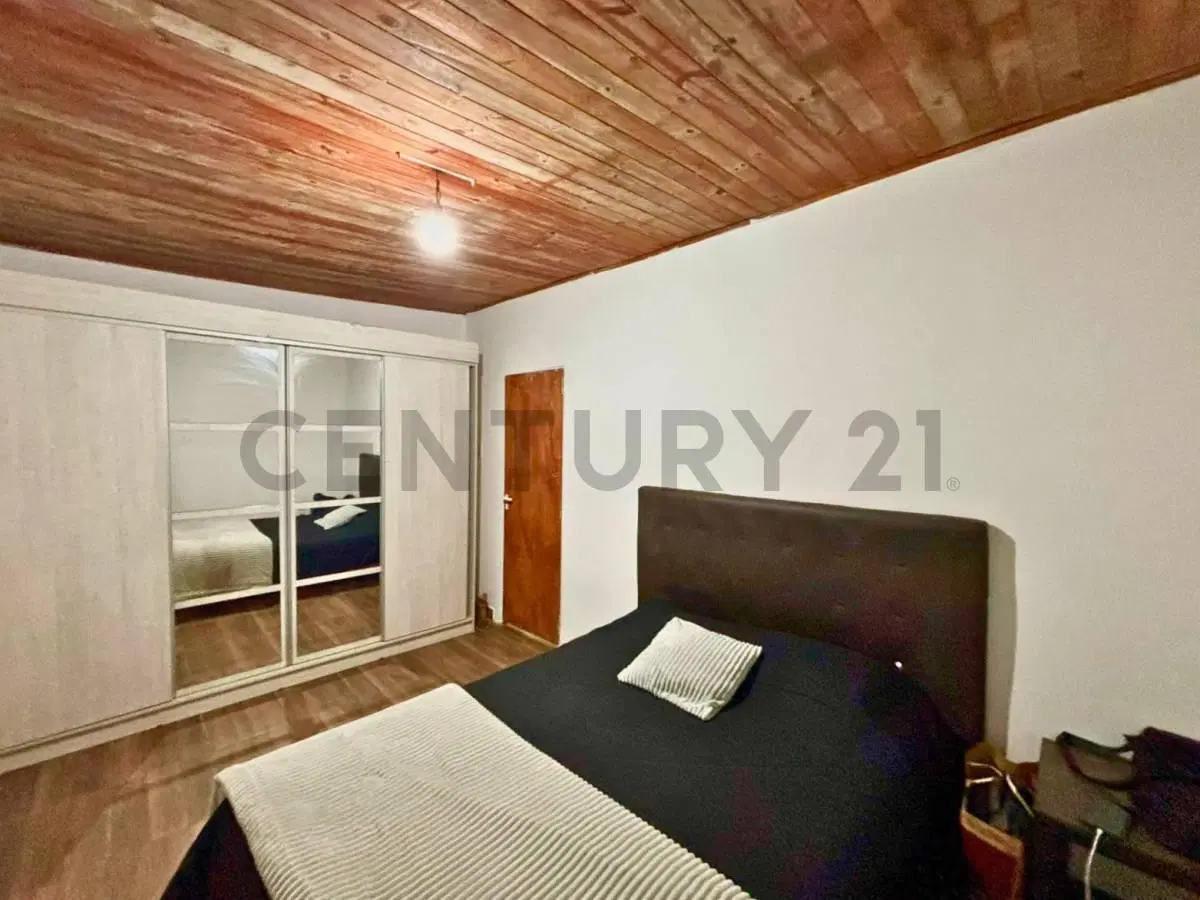 Venta Casa de 2 Dormitorios con jardín y cochera en Pérez 4