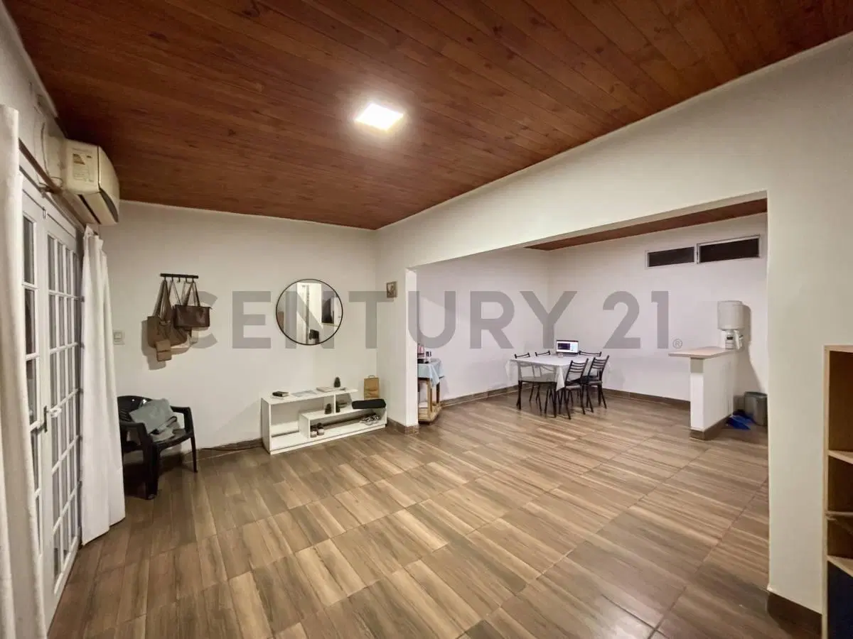 Venta Casa de 2 Dormitorios con jardín y cochera en Pérez 3