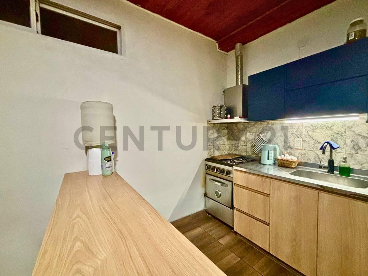 Foto de Venta Casa de 2 Dormitorios con jardín y cochera en Pérez, imagen 1