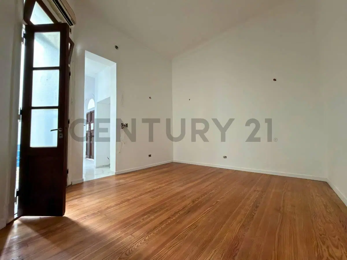 Venta Casa de pasillo de 2 Dormitorios + comodín con patio en Abasto, Rosario 2