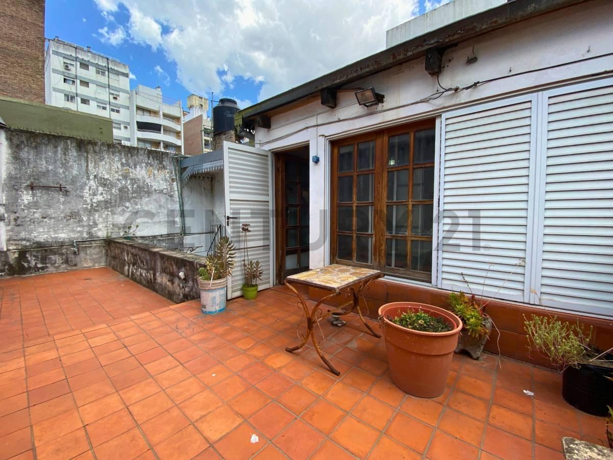 Casa de pasillo único en PH (A Reciclar) de 2 Dormitorios en Centro, Rosario