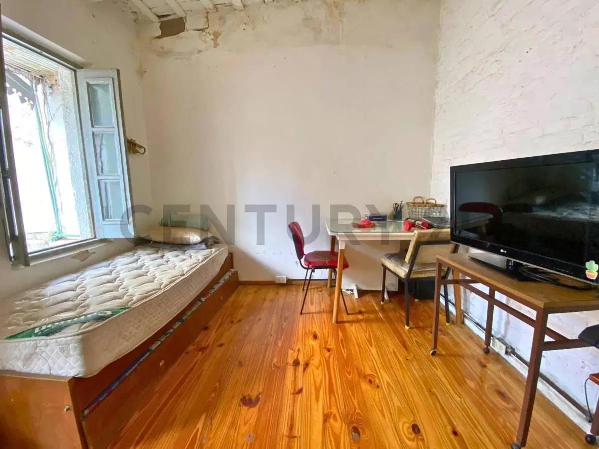 Casa de pasillo único en PH (A Reciclar) de 2 Dormitorios en Centro, Rosario 5